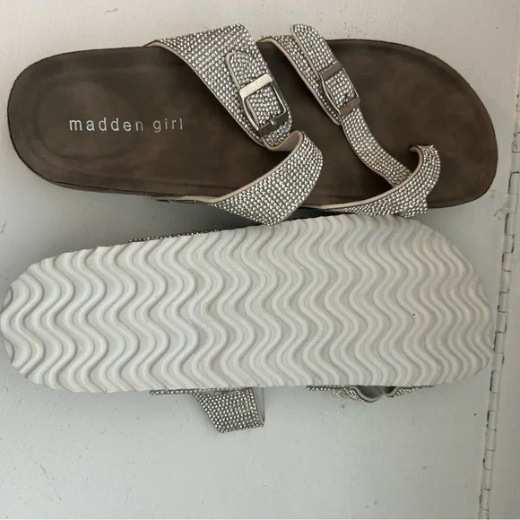 WOMEN'S MADDEN GIRL BUNNY FOOTBED SANDALS Size 10 Women
Worn maybe twice - Picture 2 of 5